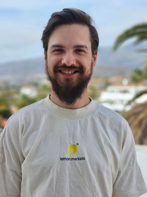 Alex with lemon.markets tshirt